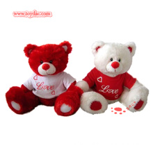 Urso vermelho de pelúcia com brinquedo de t-shirt para o feriado